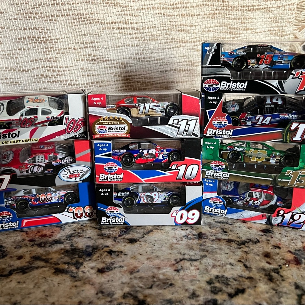 Bristol Speedway 1:64 Scale Die-Cast Race Car Set - Multicolor Collectible